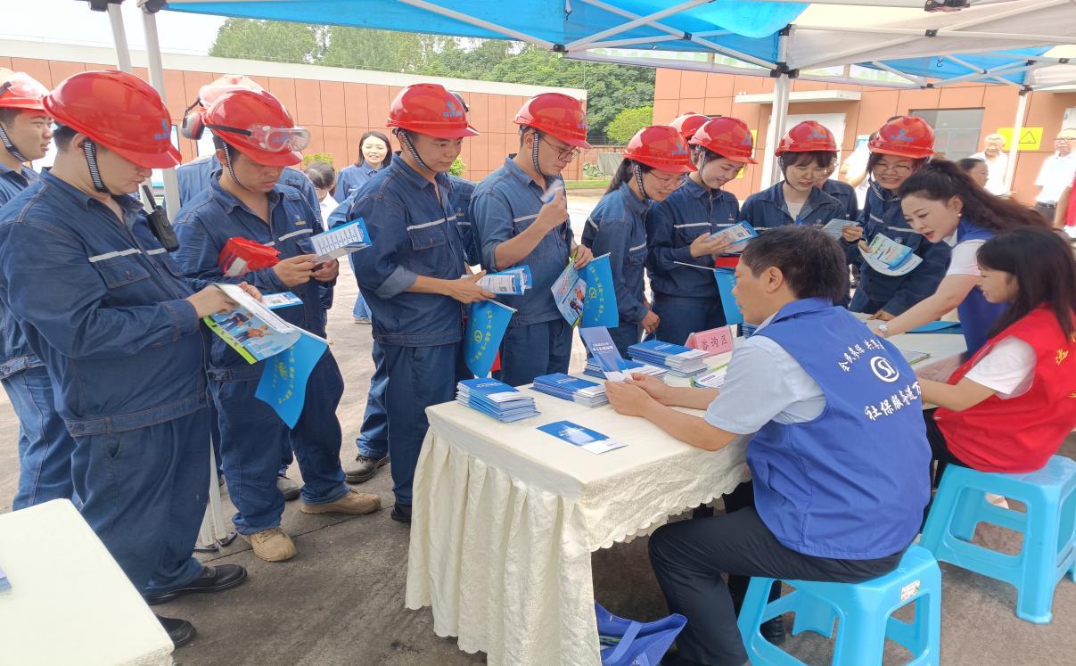 达州市开展社保政策法规宣传活动。 供图陆朋.jpeg