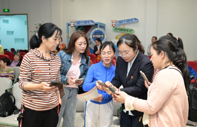 成都开展社保政策宣讲活动。 供图张亚涛.png